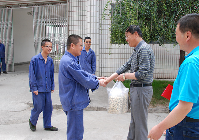 公司党委书记、工会主席为一线员工送去清凉