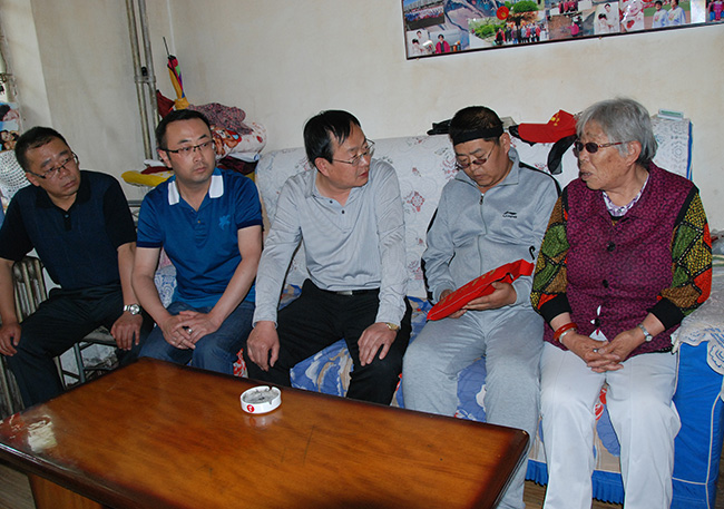 公司领导为患病职工送捐款